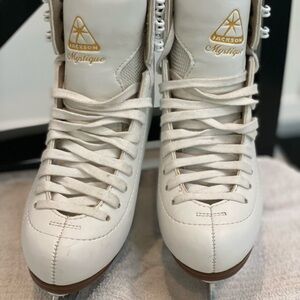 Girls Size 3 Jackson Ice Skates -gently used